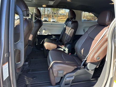 Certified 2023 Toyota Sienna Platinum image 16