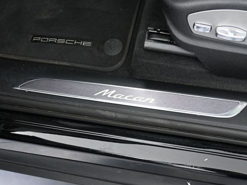 Certified 2025 Porsche Macan image 15