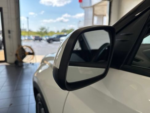 Used 2025 Hyundai Venue SEL FWD image 12