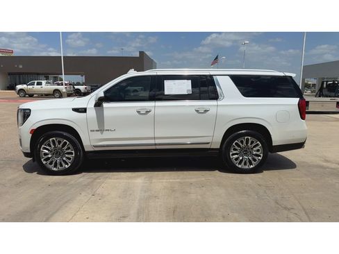 Used 2023 GMC Yukon XL Denali Ultimate AWD/4WD image 5