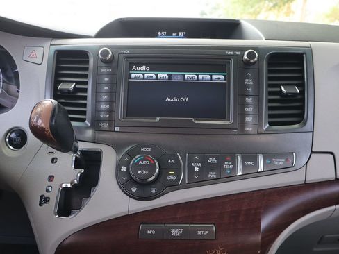 Used 2013 Toyota Sienna Limited w/ Premium Pkg AWD/4WD image 35