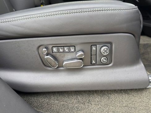 Used 2023 Bentley Bentayga Extended Wheelbase AWD/4WD image 40