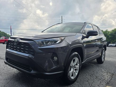 Used 2019 Toyota RAV4 XLE FWD image 2