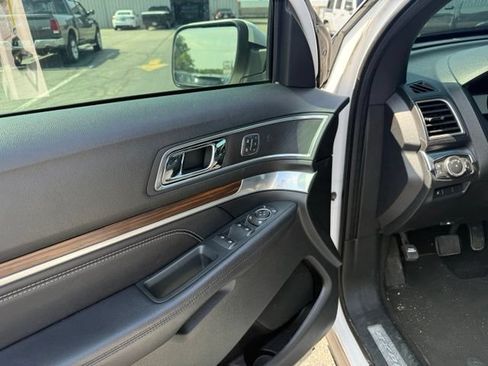 Used 2018 Ford Explorer Limited w/ Equipment Group 301A AWD/4WD image 13