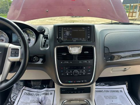 Used 2015 Chrysler Town & Country Touring-L w/ Driver Convenience Group FWD image 19