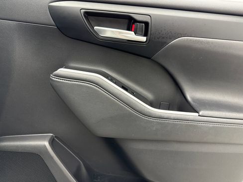Used 2021 Toyota Highlander XLE FWD image 44