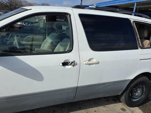 Used 1999 Toyota Sienna XLE image 2