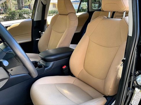 Used 2021 Toyota RAV4 LE image 18