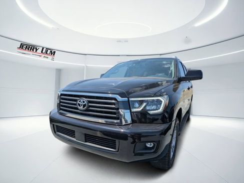 Used 2020 Toyota Sequoia SR5 w/ Premium Package AWD/4WD image 6
