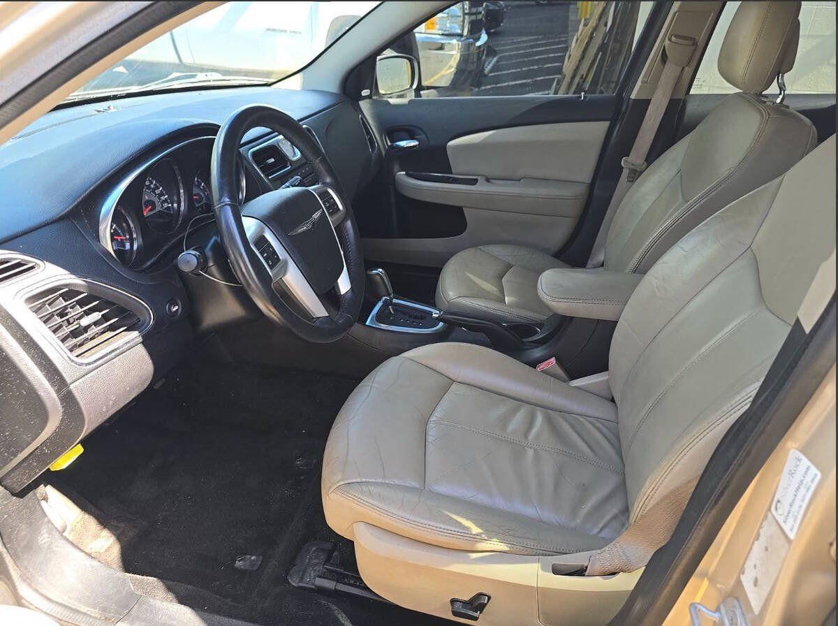 Used 2013 Chrysler 200 Limited FWD image 3