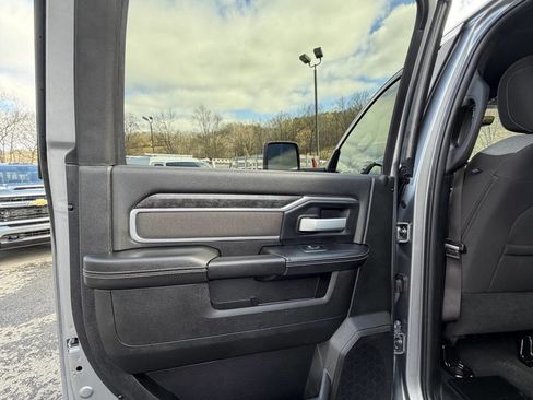 Used 2024 RAM 2500 Big Horn AWD/4WD image 39