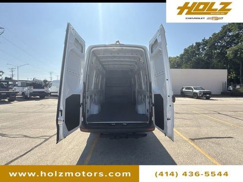 Used 2025 Mercedes-Benz Sprinter 2500 image 22