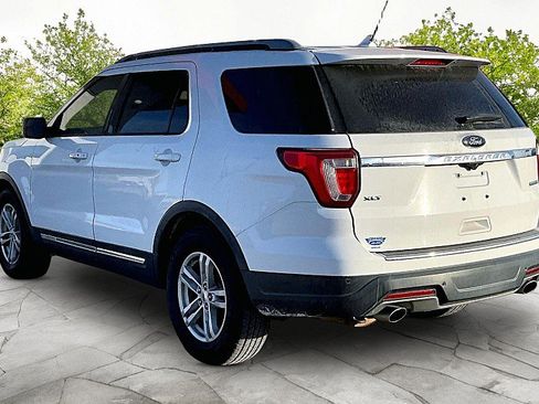 Used 2018 Ford Explorer XLT w/ Equipment Group 201A image 4
