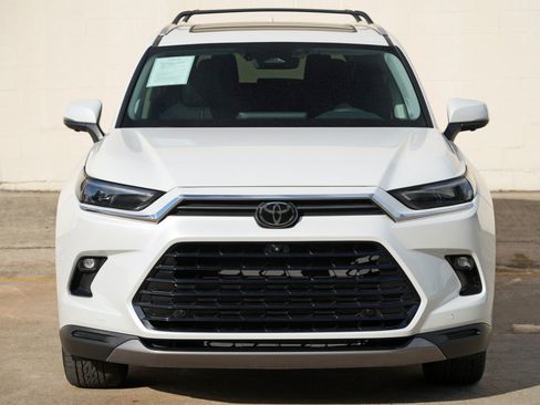 Used 2024 Toyota Grand Highlander FWD image 50