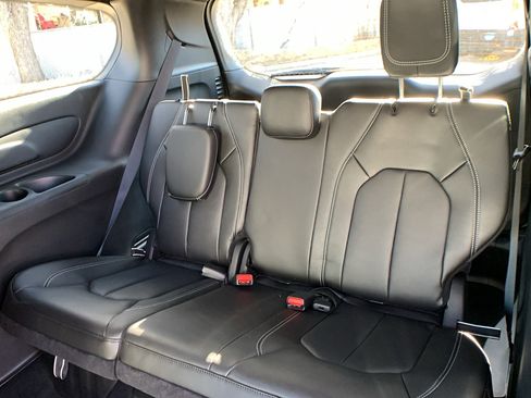 New 2026 Chrysler Pacifica Select AWD/4WD image 25