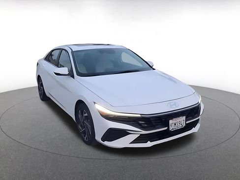 Used 2025 Hyundai Elantra Limited image 3