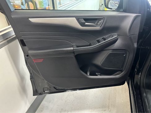 Used 2022 Ford Escape SE w/ SE Sport Appearance Package image 16