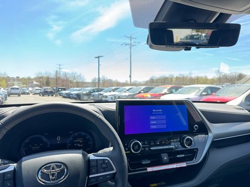 New 2026 Toyota Highlander Platinum AWD/4WD image 2