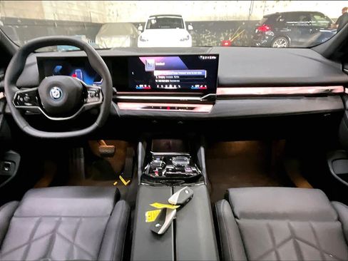 Used 2024 BMW i5 eDrive40i w/ Executive Package RWD image 17