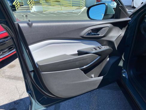 Used 2025 Chevrolet Trax LT FWD image 18