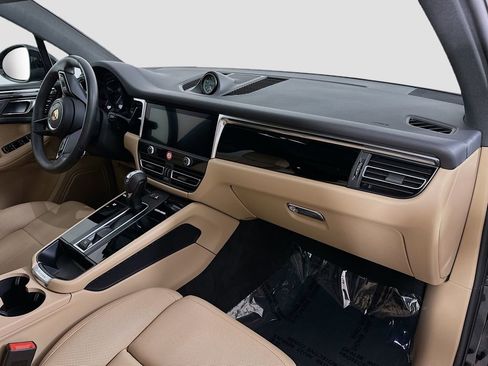 Used 2025 Porsche Macan image 31