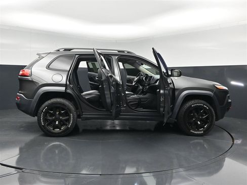 Used 2015 Jeep Cherokee Trailhawk w/ Comfort/Convenience Group AWD/4WD image 40