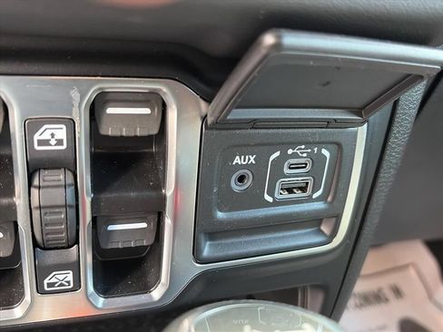 Used 2025 Jeep Wrangler Unlimited Sahara AWD/4WD image 20