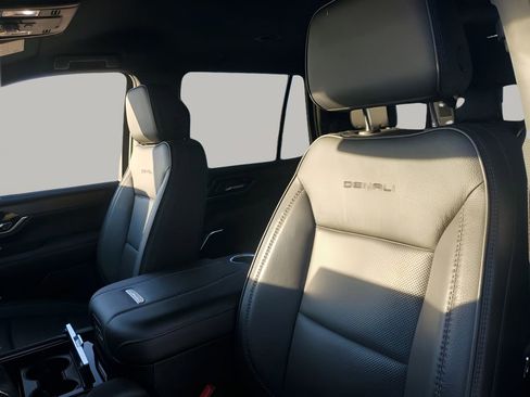 Used 2025 GMC Yukon Denali image 31
