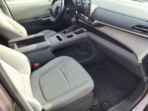 Used 2022 Toyota Sienna LE image 6