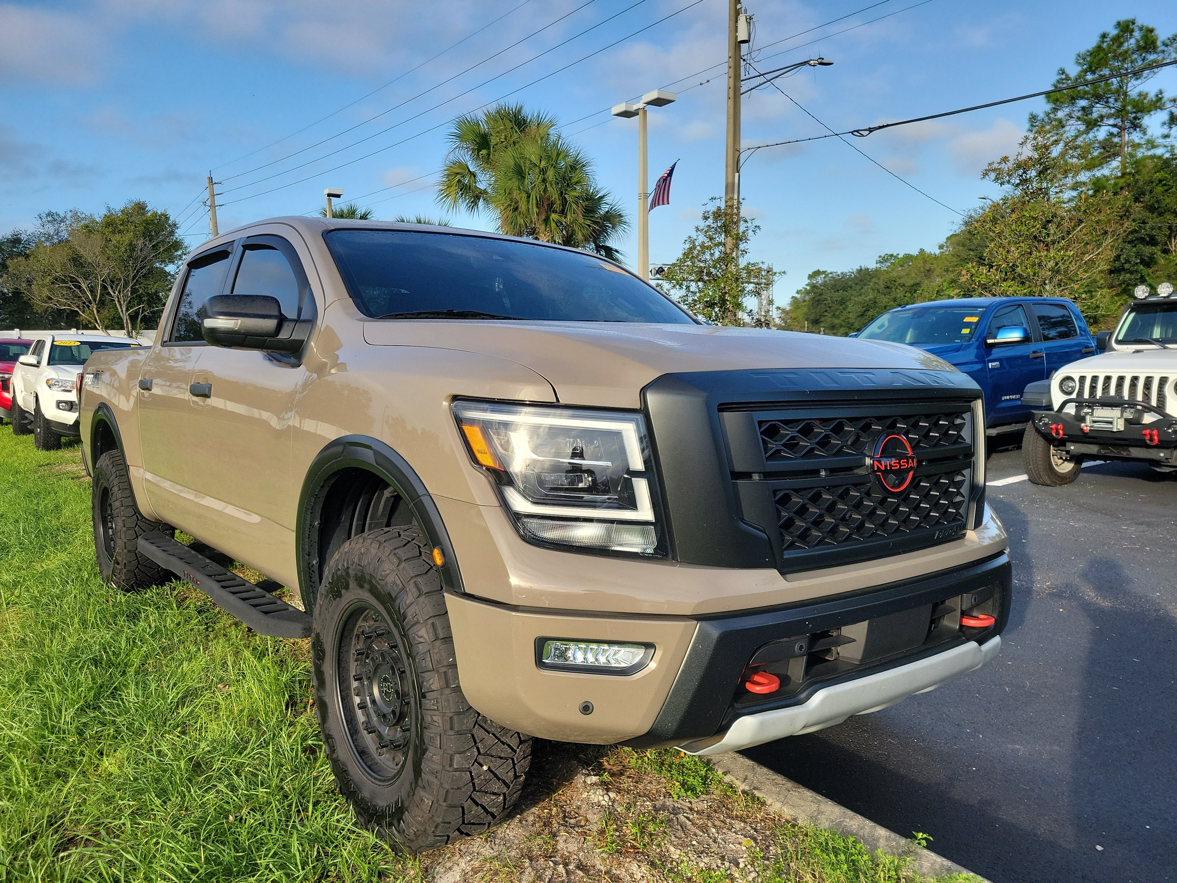Used 2024 Nissan Titan PRO-4X w/ Pro-4x Convenience Package AWD/4WD image 10
