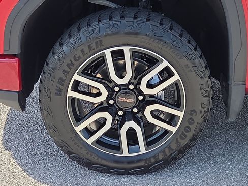 Used 2023 GMC Sierra 1500 AT4 w/ Technology Package AWD/4WD image 7