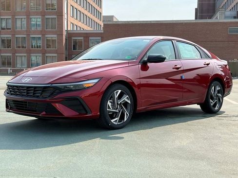 Certified 2025 Hyundai Elantra Sport FWD image 1