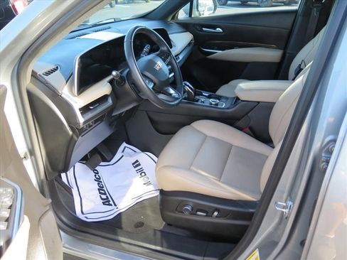 Used 2024 Cadillac XT4 Premium Luxury image 9