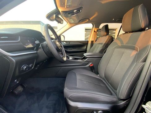Used 2023 Jeep Grand Cherokee Laredo w/ Luxury Tech Group I AWD/4WD image 10