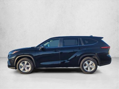 Used 2023 Toyota Highlander L FWD image 5