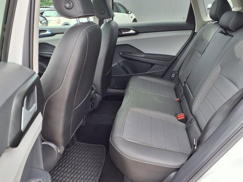 Used 2023 Volkswagen Taos SE w/ Panoramic Sunroof Package FWD image 12