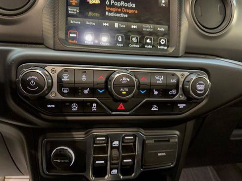 Used 2022 Jeep Gladiator Sport AWD/4WD image 6