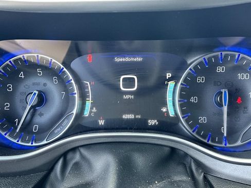 Used 2024 Chrysler Pacifica Touring-L FWD image 27