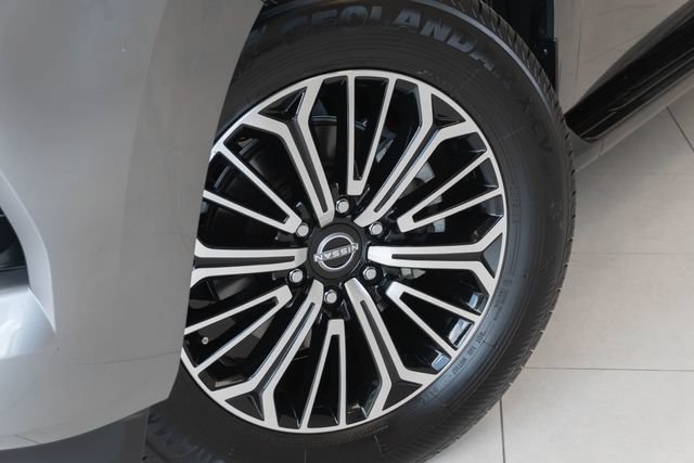 Used 2025 Nissan Armada SL AWD/4WD image 2