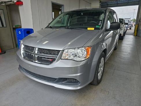 Used 2018 Dodge Grand Caravan SE w/ UConnect Hands-Free Group FWD image 2