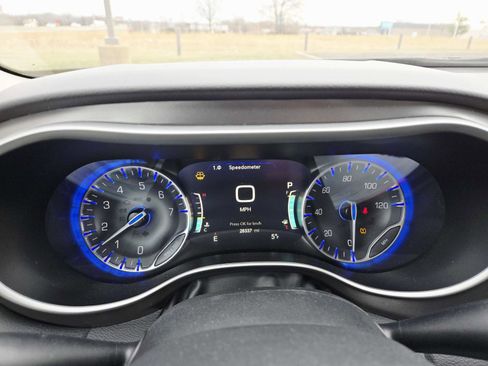 Used 2024 Chrysler Pacifica Touring-L image 23