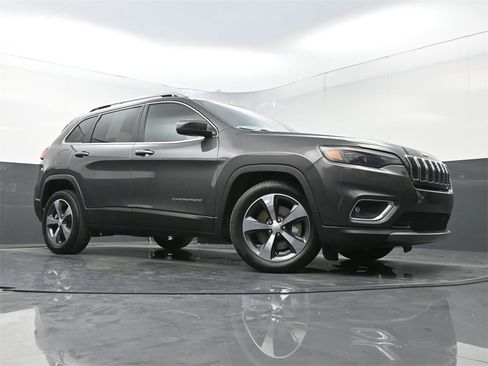 Used 2019 Jeep Cherokee Limited image 24