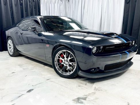 Used 2017 Dodge Challenger SRT w/ Technology Group image 4