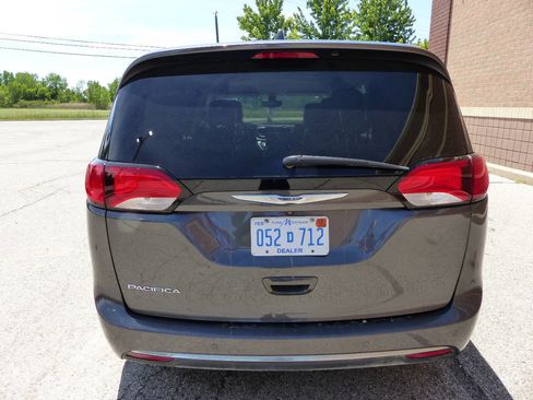 Used 2019 Chrysler Pacifica Touring-L Plus w/ Tire & Wheel Group FWD image 8
