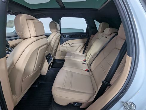 Used 2022 Porsche Cayenne AWD/4WD image 14