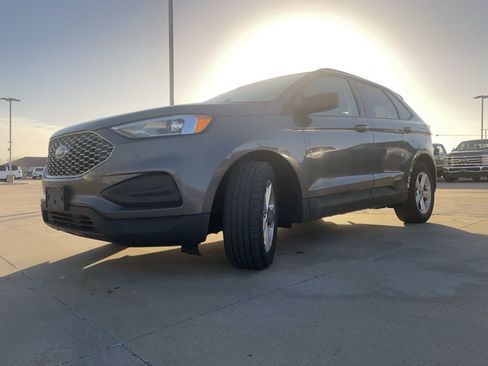 Used 2024 Ford Edge SE image 3