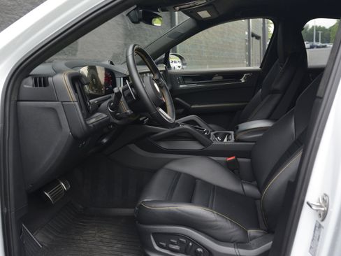 Certified 2024 Porsche Cayenne Turbo GT AWD/4WD image 16