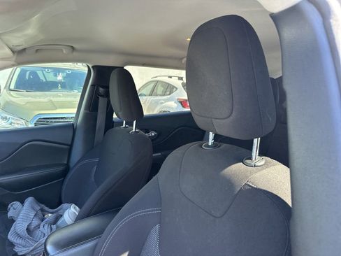 Used 2019 Jeep Cherokee Latitude w/ Popular Appearance Group image 14