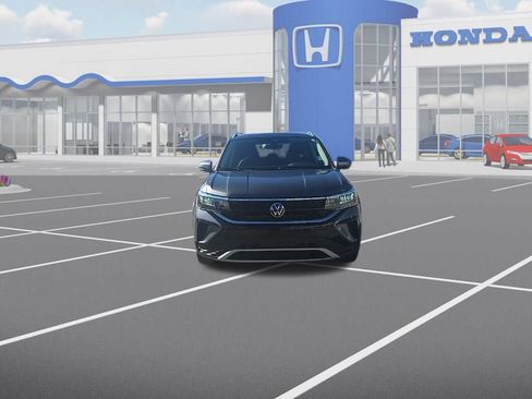 Used 2023 Volkswagen Taos SE w/ Panoramic Sunroof Package image 2