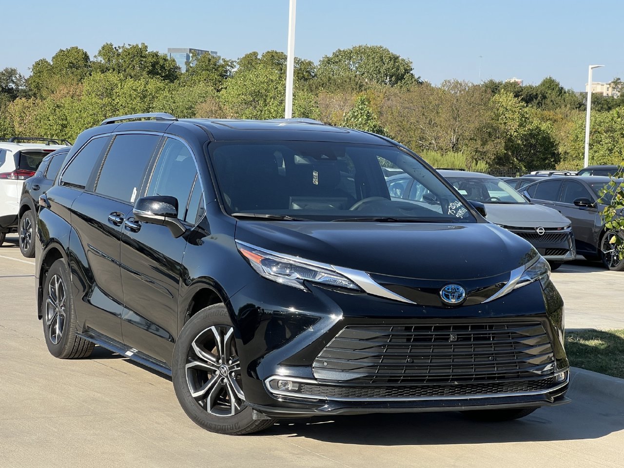 Used 2025 Toyota Sienna Platinum AWD/4WD image 1